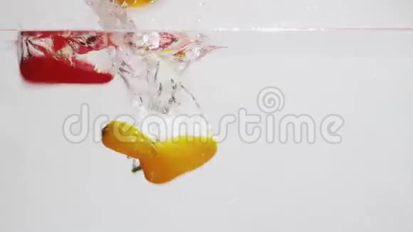 辣椒掉进水里视频的预览图