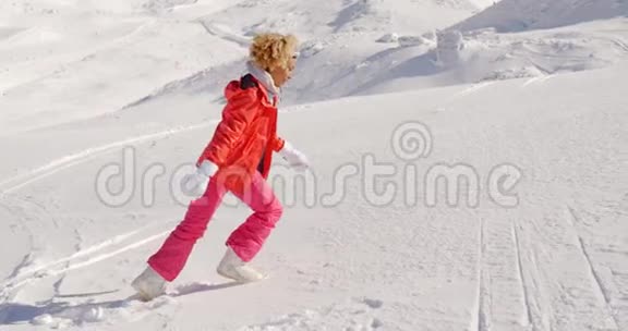 穿着雪衣的人在山上跑视频的预览图