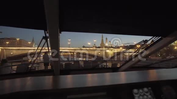 桥和莫斯科克里姆林宫的城墙视频的预览图