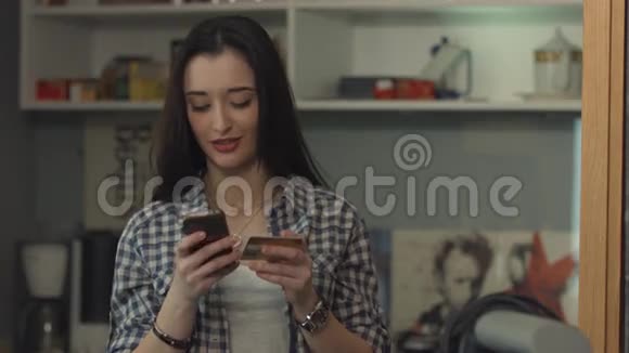 年轻女孩在电话里用银行卡写字视频的预览图