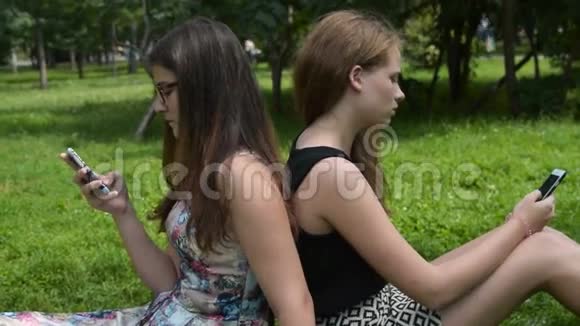 公园里有手机的少女视频的预览图