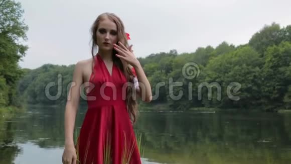 慢镜头穿着民族红裙的有创意化妆的女孩画像视频的预览图