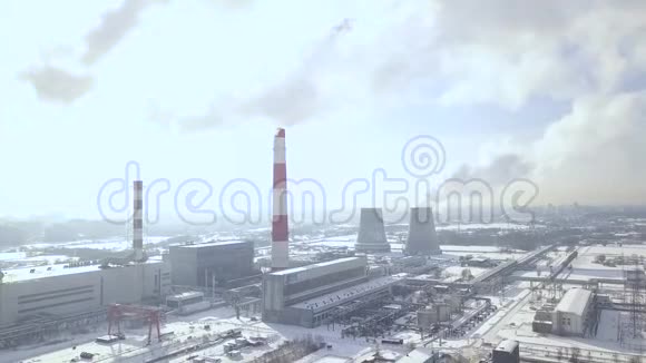 现代城市化工厂高空景观吸烟烟囱供热厂工业管道的白烟视频的预览图