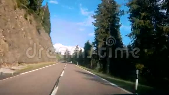 在瑞士沿着公路行驶视频的预览图