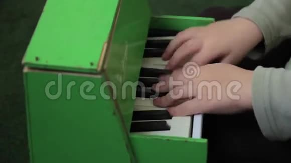 儿童钢琴演奏视频的预览图