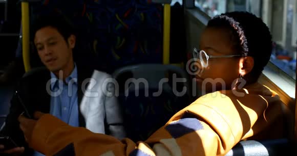 高级夫妻在乘坐4k公共汽车时相互交流视频的预览图