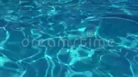 水池里的水阳光被反射小浪淘沙慢镜头拍摄视频的预览图