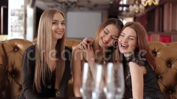 三个快乐的女孩在单身派对上笑视频的预览图