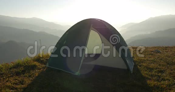 在山上的帐篷视频的预览图