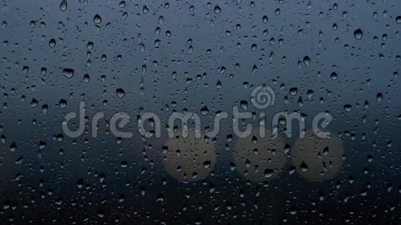 雨滴在黄昏的时候从窗户玻璃上流下来视频的预览图