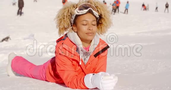 迷人的年轻女子在冬日的阳光下放松视频的预览图
