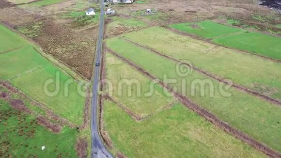 爱尔兰唐格尔县Dungloe以南Marameelan汽车在海岸线上行驶的鸟瞰图视频的预览图