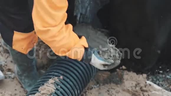 密封针法带肋塑料管和水泥混凝土孔工人视频的预览图