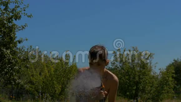 在阳光明媚的日子里玩水的男孩视频的预览图