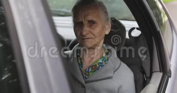一位在敞篷车窗上长皱纹的老妇人的肖像视频的预览图