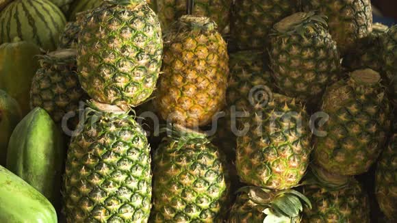 水果市场上的菠萝视频的预览图