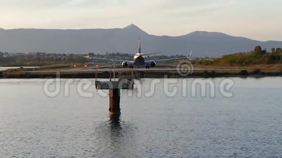 希腊科孚岛机场起飞的现代客机视频的预览图