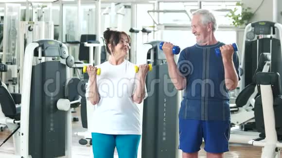 老年夫妇在健身房锻炼视频的预览图