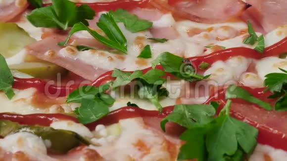 美味的新鲜意大利香肠披萨框架把意大利披萨和奶酪合拢自制肉披萨配胡椒香肠视频的预览图