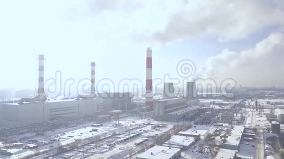 现代城市无人机视野中的工业景观吸烟烟囱工业管道排放的烟雾视频的预览图