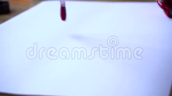 水彩艺术家画干净的白纸红色抽象图案视频的预览图