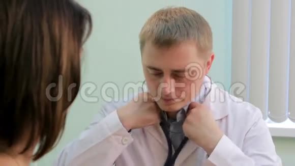 医生用听诊器视频的预览图