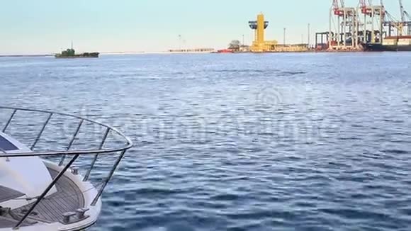 船在一个货运港海鸥在海浪中海豚在海中视频的预览图