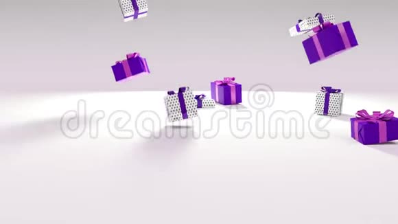 落在地上的紫色和白色圣诞礼物视频的预览图