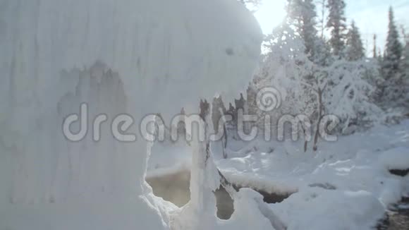冬季背景下的温泉视频的预览图