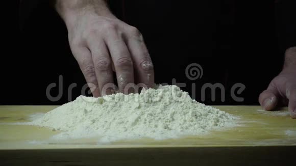 厨师阻碍面粉缓慢运动视频的预览图