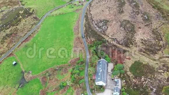 爱尔兰唐加尔县Dungloe以南CrohyHead汽车驾驶的鸟瞰图视频的预览图