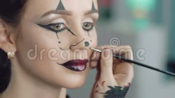 化妆师制作女孩万圣节的老鼠图片视频的预览图