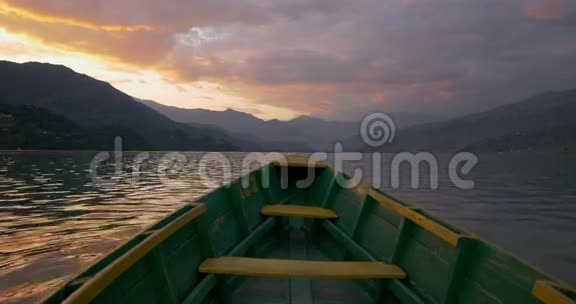 夕阳下漂浮在湖中的船首视频的预览图