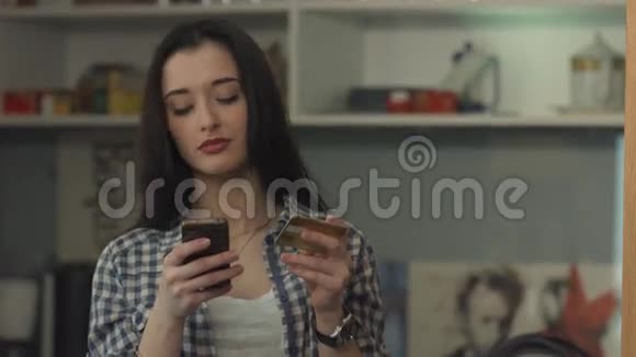 年轻女孩在电话里用银行卡写字视频的预览图