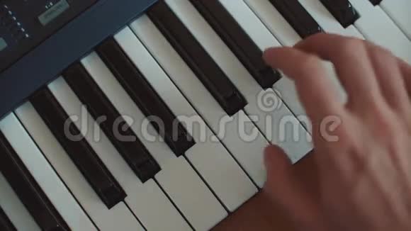 手摇钢琴合成器手摇钥匙视频的预览图