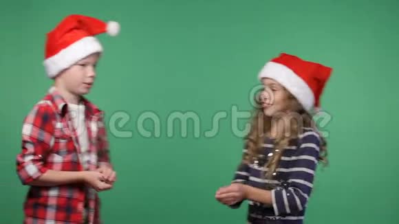 戴圣诞帽的孩子们扔纸屑视频的预览图