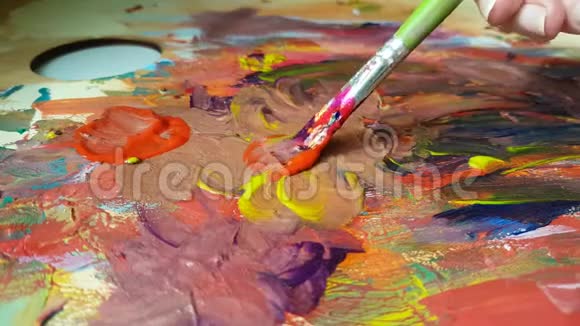 手绘颜料画笔彩色水彩装饰视频的预览图