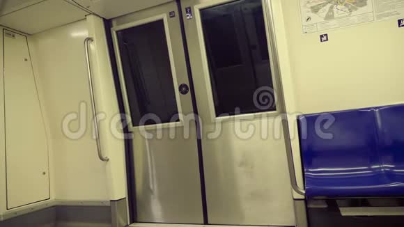 在地铁里乘地铁旅行视频的预览图