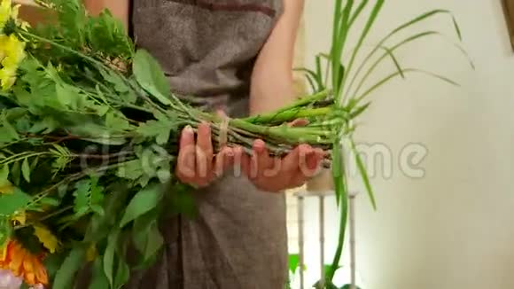 修剪花束中的植物手拿花束装饰师展示剪下的茎组成花束视频的预览图