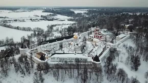 兹维尼戈罗德萨维诺斯托罗舍夫斯基修道院的空中景观视频的预览图