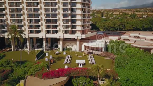 在夏威夷毛伊岛时尚的凯悦酒店和美丽的大自然的背景下飞过桌子参加婚礼派对视频的预览图