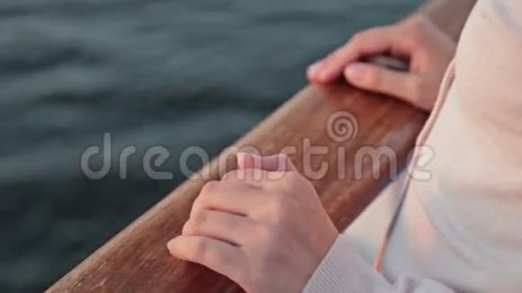 女手上的游船栏杆视频的预览图