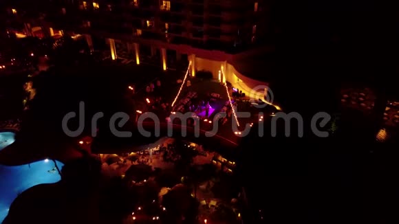 夏威夷毛伊岛黄昏时分在凯悦酒店附近举行的婚礼派对上人们的惊人空中摄影视频的预览图