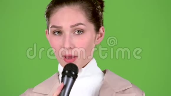歌手唱一首欢快旋律的歌曲绿色屏幕视频的预览图