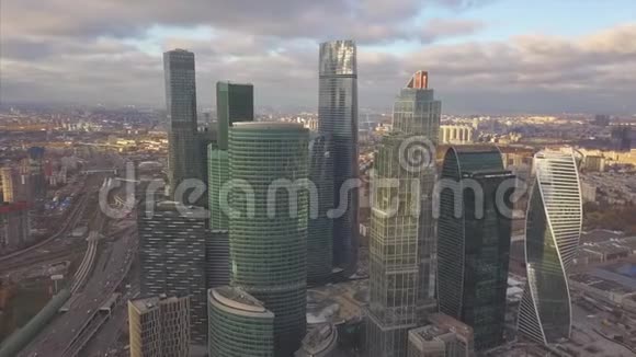莫斯科市区摩天大楼鸟瞰剪辑莫斯科市办公商务中心莫斯科有天空的城市建筑视频的预览图