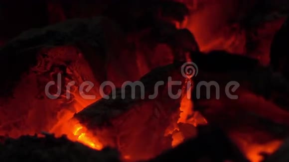 木炭火火山视频的预览图