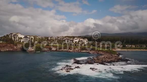 夏威夷毛伊岛上最昂贵的度假胜地蒙太奇卡帕卢亚和海浪的美丽空中全景视频的预览图