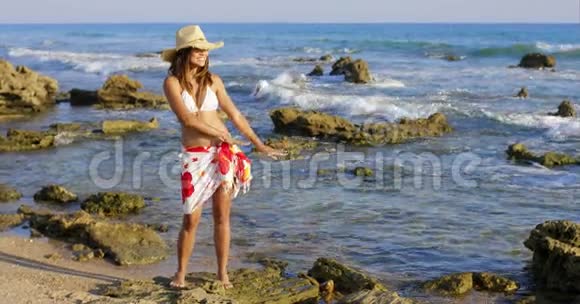 女人的草裙舞在海草覆盖的冲浪视频的预览图