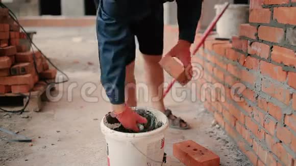 工人在施工现场筑砖墙视频的预览图