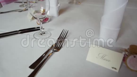 为婚礼或其他餐饮活动晚餐准备的餐桌视频的预览图